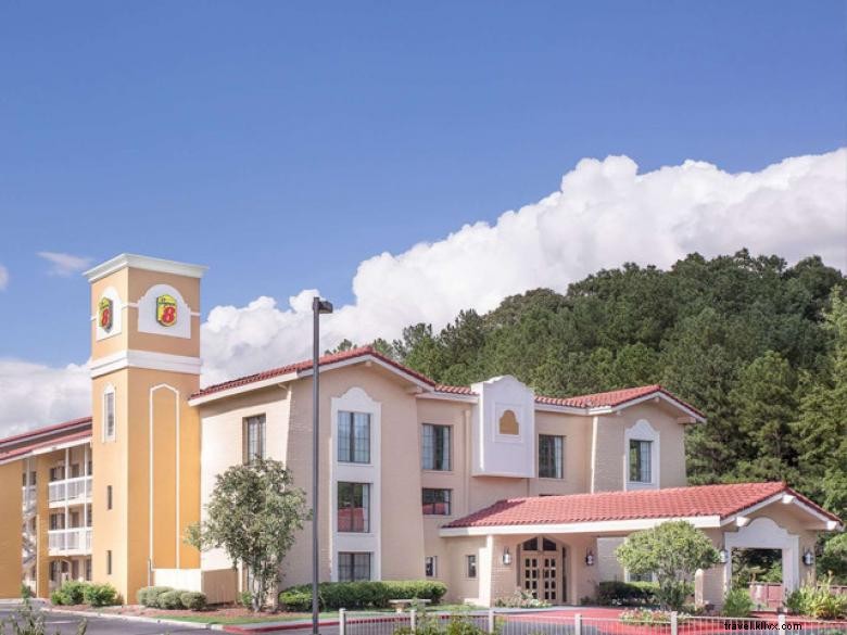 Super 8 Wyndham Austell – Six Flags