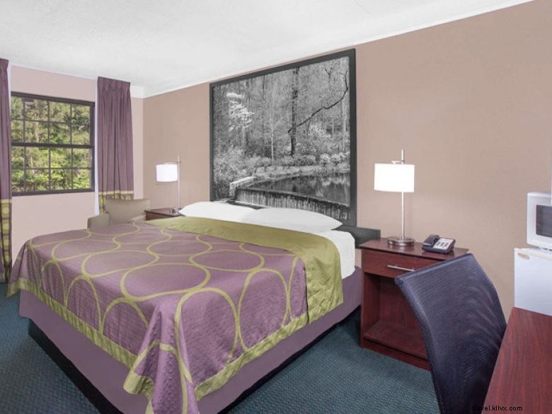 Super 8 Wyndham Austell – Six Flags