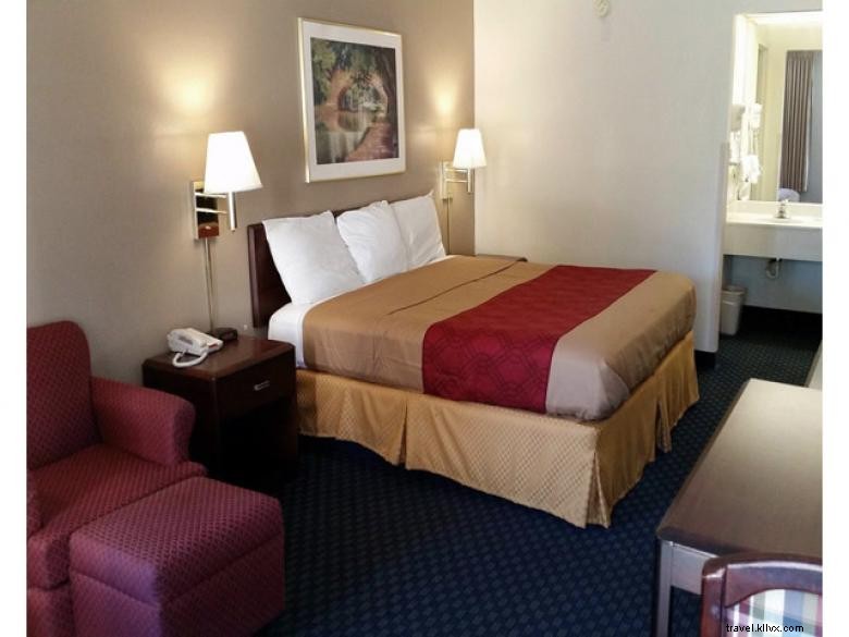 Red Roof Inn – Perry