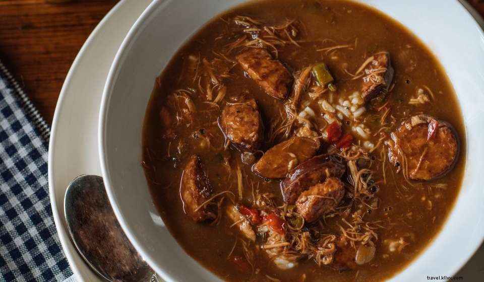 Gumbo au poulet et à la saucisse du chef Isaac Toups, accompagné de pain de maïs