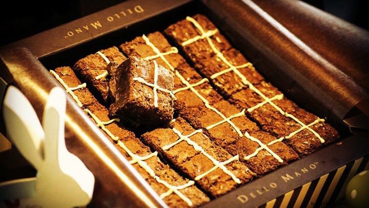 Pains au croix chauds fraîchement sortis du four : 13 adresses à tester dès maintenant